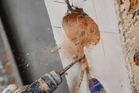 墙砖上打的孔怎么办呢(墙砖上打的孔怎么办呢视频)