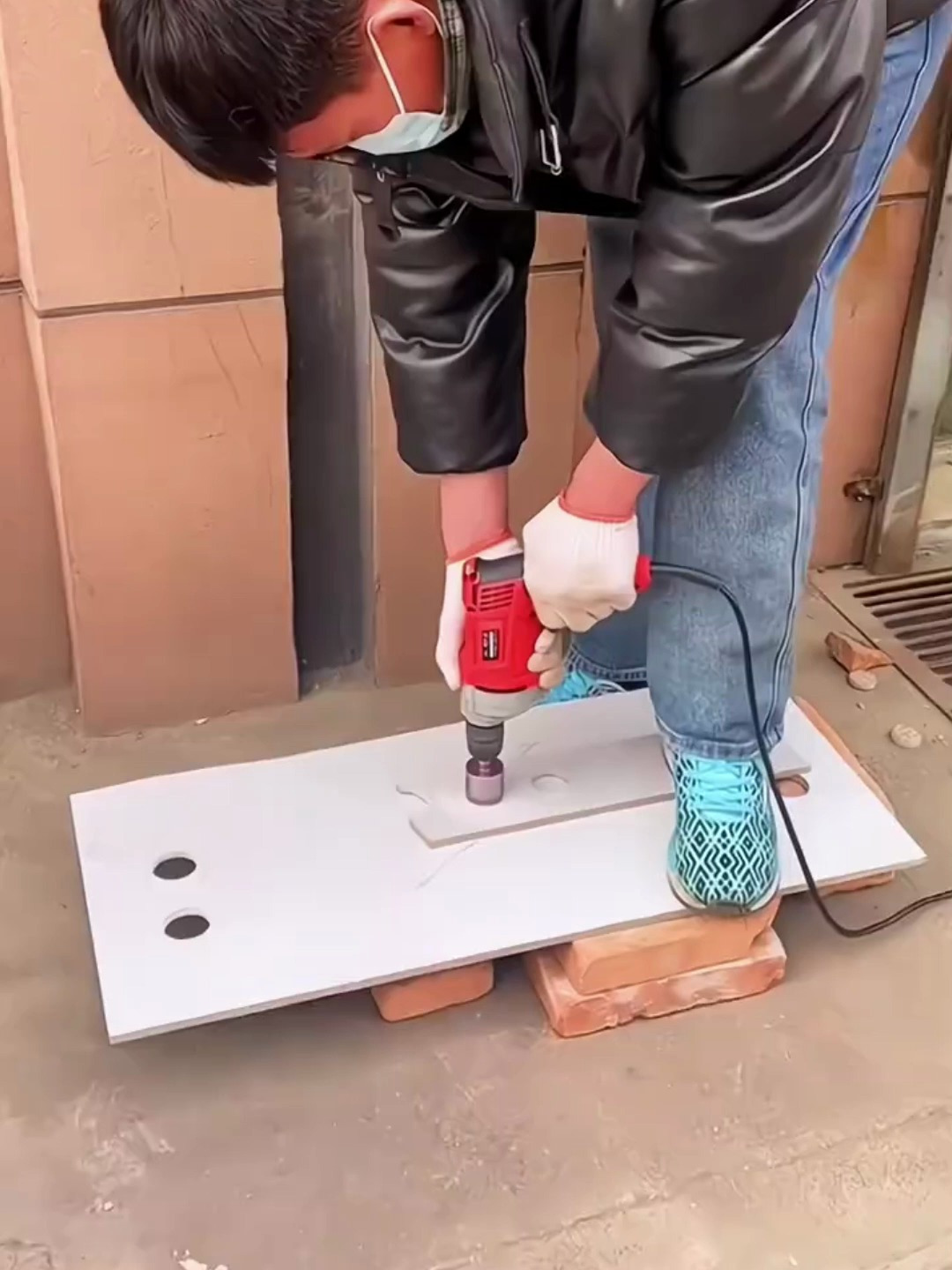 墙砖上如何打孔(墙砖上如何打孔不破)